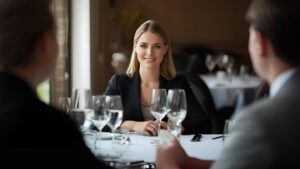 Etiqueta de negocios y etiqueta en la mesa