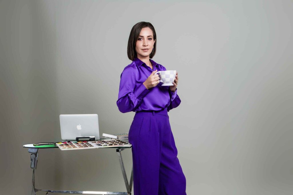 Viviana Aguayo impartiendo formación en asesoría de imagen y etiqueta profesional